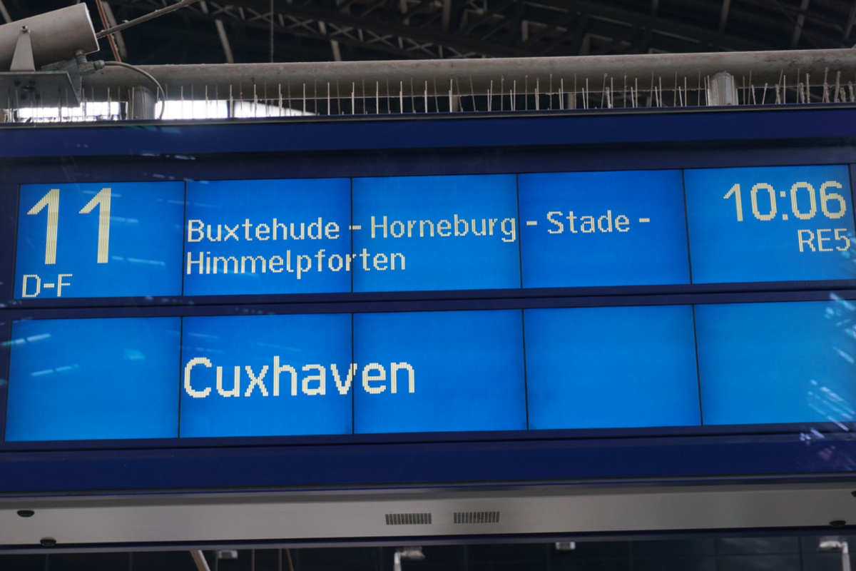 6 nach - der Zug nach Cuxhaven startet am Hauptbahnhof Hamburg