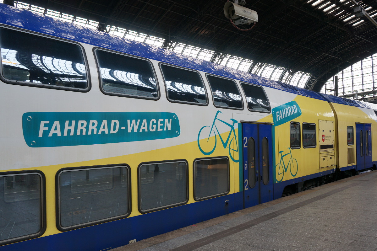 Viel Platz fürs Fahrrad: der Fahrradwagen im Zug nach Cuxhaven