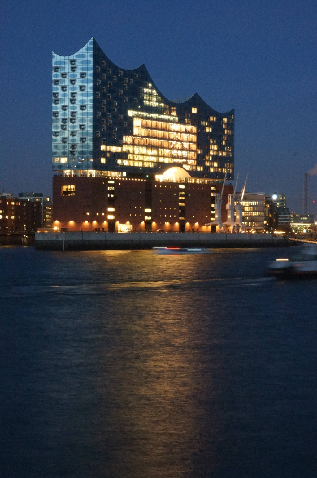 Elbphilharmonie bei Nacht mit Spiegelung