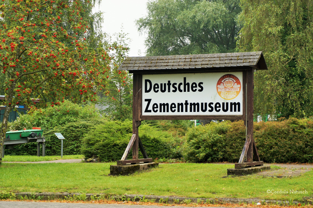 Hinweisschild Deutsches Zementmuseum
