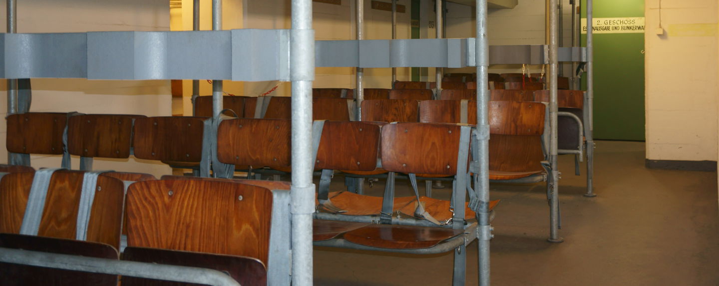 Sitzreihen im Atombunker unter dem Hauptbahnhof Hamburg